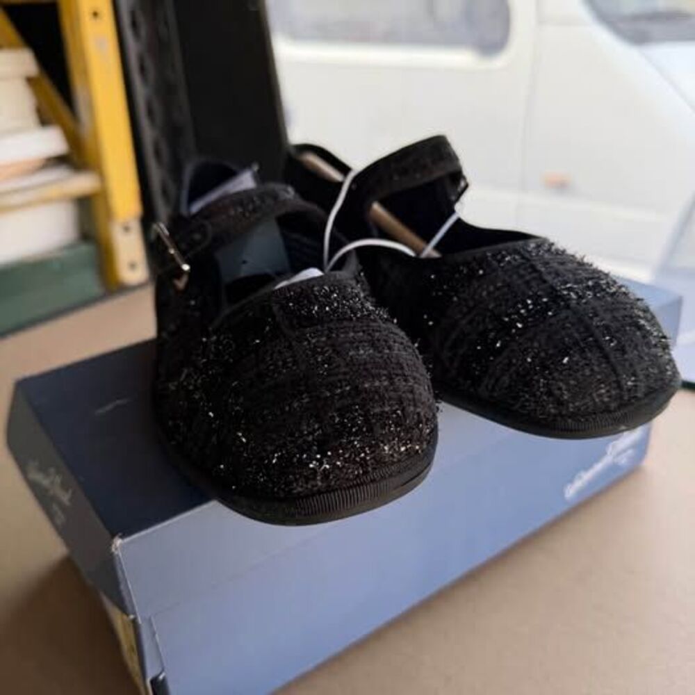 Universal Thread Halston Flats - Picture 3 of 5